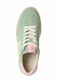 Baskets en daim vert avec des lacets blancs, accents roses au talon et un design texturé. Semelle en caoutchouc crème avec marquage à l'intérieur.