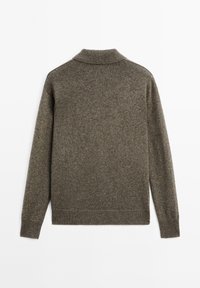 Brązowy sweter z dzianiny z wysokim prążkowanym kołnierzem, długimi rękawami i fakturowanym wykończeniem. Tył bez ozdób.