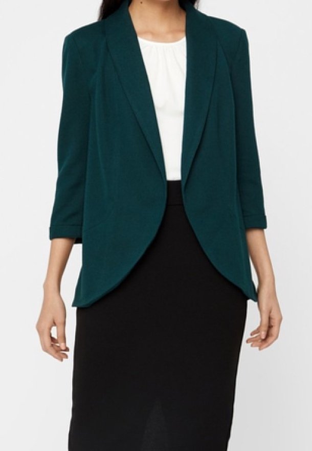 Blazer teal con colletto a scialle e maniche a tre quarti, caratterizzato da una texture liscia e un design aperto, indossato sopra una maglietta bianca e una gonna nera.