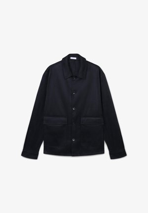 Giacca nera con bottoni, colletto a punta, due tasche frontali e una texture liscia. Presenta un taglio dritto e maniche lunghe.