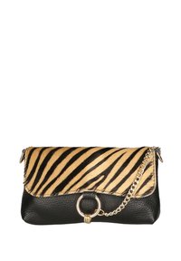 Borsa a pochette con una parte anteriore in pelliccia a strisce tigre, marrone chiaro e nera, base in pelle nera e una tracolla in catena dorata con un accento in metallo circolare.