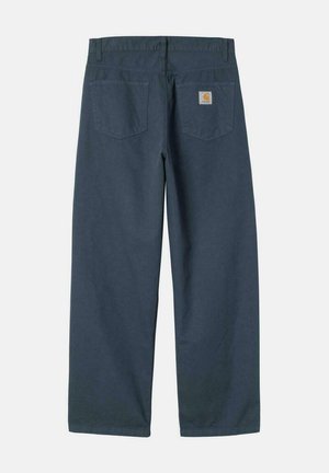 Pantalones de algodón azul oscuro con un diseño de pierna recta, que cuentan con dos bolsillos traseros y un pequeño parche con el logo en el bolsillo derecho.