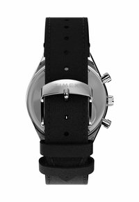 Montre à bracelet en cuir noir avec une boucle en argent poli, boîtier rond en acier inoxydable et dos lisse gravé du nom de la marque.