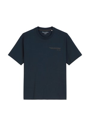 T-shirt en coton bleu marine avec un col rond. Présente des manches courtes et un texte doré subtil à l'avant. Texture douce, coupe standard.