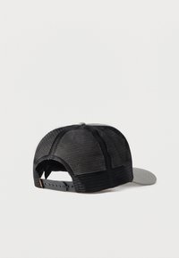 Casquette trucker noire en mesh avec fermeture à pression réglable et visière grise incurvée, vue de dos sur fond blanc.