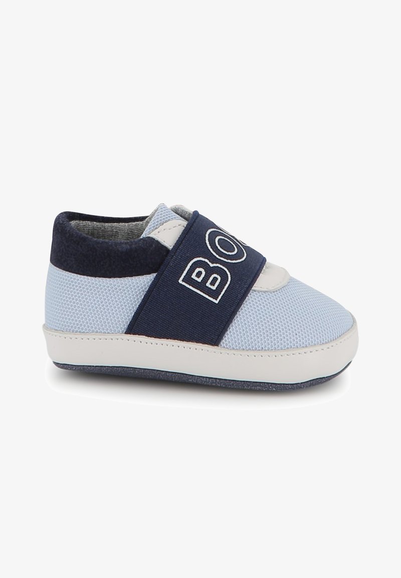 Niebieskie siateczkowe buty z białymi skórzanymi akcentami i granatowym paskiem z napisem "BOB". Okrągły czubek i teksturowany materiał. Miękka podeszwa.