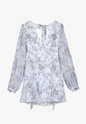 Lichtblauwe jurk met lange, doorschijnende pofmouwen. Voorzien van zilveren bloemenborduursel en een V-halslijn, met een striksluiting aan de achterkant.