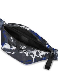 Sort og blå hoftepose med blank finish, med abstrakt hvidt og blåt sprøjtemønster, lynlås og mærket front.