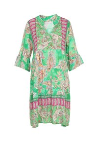 Vestido de túnica verde con patrones florales y de paisley, escote en forma de v, mangas cortas con volantes y acentos en rosa contrastantes a lo largo de los lados.