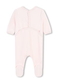 Body de bébé rose pâle avec manches longues, fermetures à pressions au dos et design avec pieds. Texture lisse avec une construction simple.