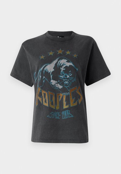 La camiseta negra de manga corta presenta un gran gráfico de un pantera, estrellas arriba y el texto "KOOPLE" con "SINCE 2013" en colores contrastantes.