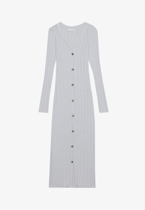 Vestido longo, canelado, cinza claro, com decote em V, mangas compridas e fecho frontal com botões circulares castanhos.