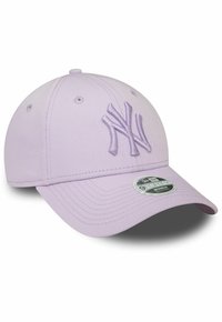 Gorra de béisbol de color púrpura claro con logo de NY bordado, visera curvada, ojales de ventilación y una etiqueta de tamaño en el frente. Textura de tela suave.