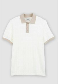 T-shirt polo blanc à manches courtes, motif en tricot texturé, col et patte de boutonnage beige avec trois boutons, et accents beiges sur les manches.