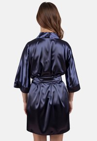 Kimono in satin blu navy con maniche a tre quarti, vita legata e texture liscia, caratterizzato da un design semplice e polsini a contrasto.