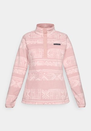Fleece-Pullover in Hellpink mit einem geometrischen weißen Muster, halber Reißverschluss an der Vorderseite und Stehkragen. Mit einem Schulter-Logo-Patch.