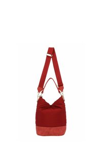 Rode stoffen emmertas met verstelbare brede schouderband en suède bodemdeel, getoond hangend tegen een witte achtergrond.