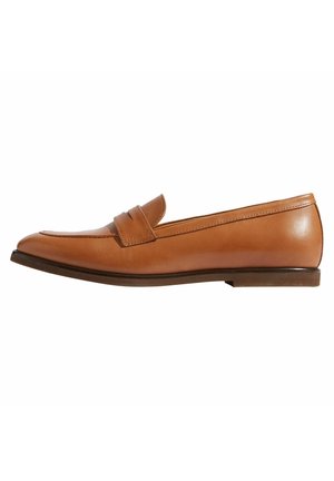 Jasnobrązowy skórzany loafers z niskim obcasem i designem moc toe, widziany z boku na białym tle.