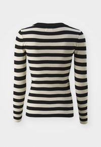 Prążkowany top z długim rękawem w pionowe czarno-kremowe paski. Okrągły dekolt z dopasowanym krojem. Miękka struktura materiału.
