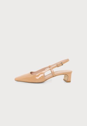 Beżowy lakierowany but typu slingback z ostrym noskiem i niskim obcasem typu block, z małym paskiem z klamrą po boku.