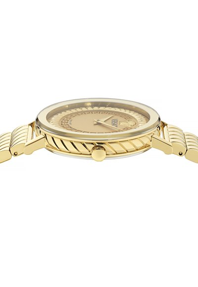 Montre-bracelet dorée avec cadran rond texturé, motif clé grecque, logo Méduse et bracelet en métal à maillons.