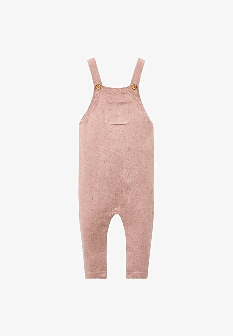 Combinaison bébé tricotée rose avec bretelles, poche avant, fermetures à boutons sur les bretelles et à l’intérieur des jambes, motif à pois texturé.