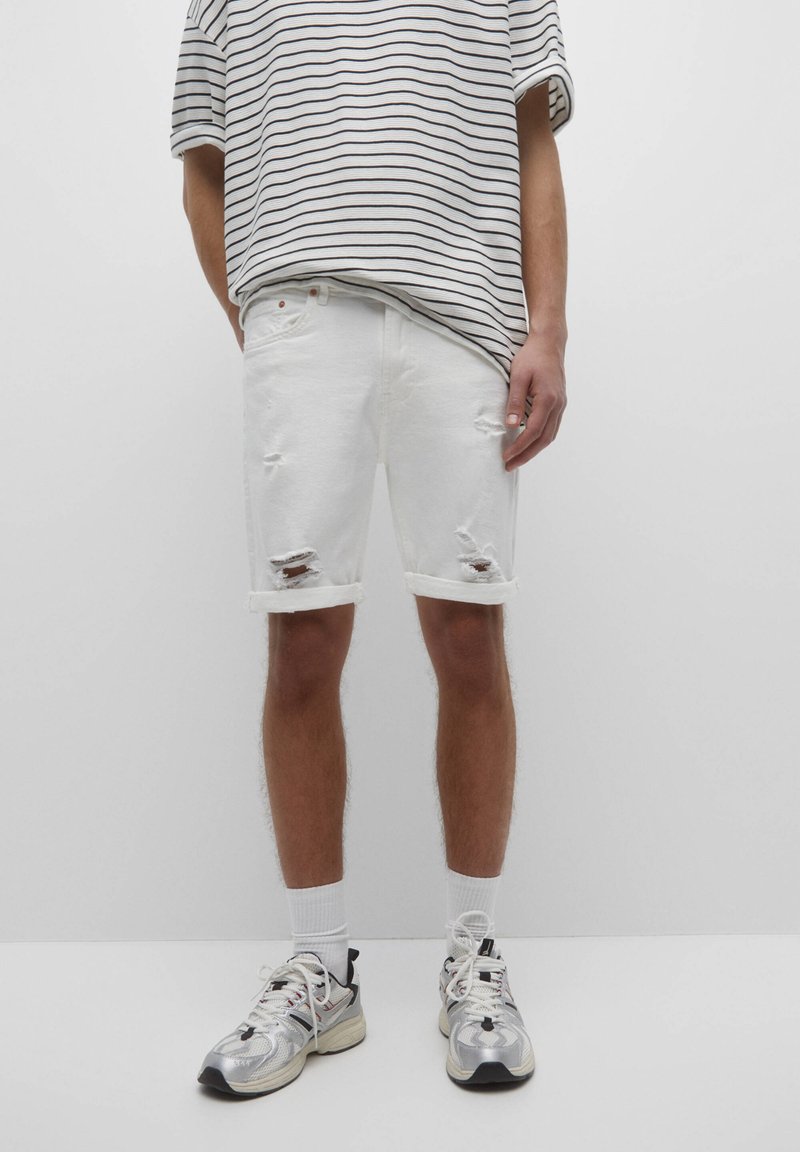 PULL&BEAR RIPPED - Short en jean - white/blanc - ZALANDO.BE