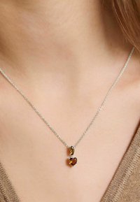 Collar de cadena de plata con dos gemas marrones, una en forma de corazón y otra en forma de marquesa, con engastes de garra.