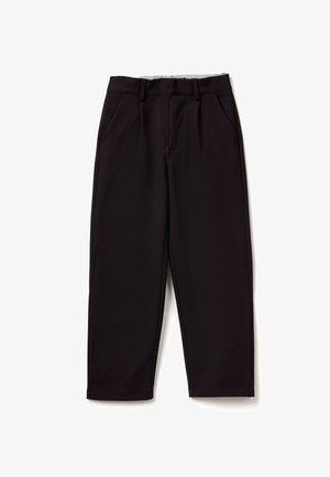 Pantalones negros con una textura suave, con un corte clásico, dos bolsillos frontales y una cinturilla con pasadores para cinturón.