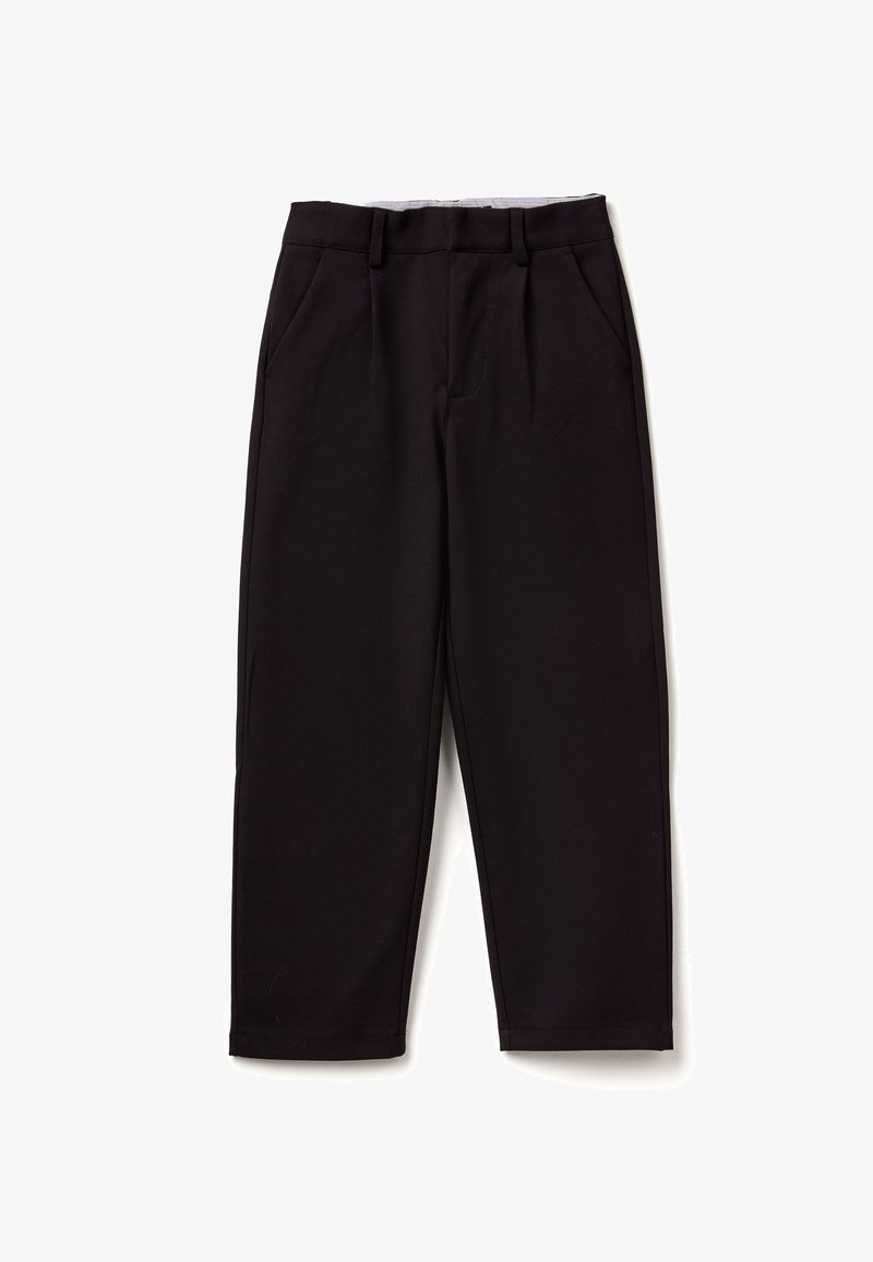 Czarne spodnie o gładkiej teksturze, w klasycznym kroju, z dwiema przednimi kieszeniami i paskiem w pasie z przeznaczeniem na pasek.
