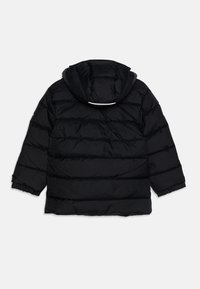 Schwarze gepolsterte Jacke mit Kapuze, vertikaler Steppung, elastischen Bündchen und glatter Textur. Keine sichtbaren Metallteile oder Muster.