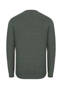 Zielony sweter z dzianiny, z okrągłym dekoltem, długimi rękawami oraz ściągaczami na mankietach i dole. Gładka faktura i prosty design, bez widocznych wzorów.