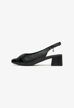 Schwarze Slingback-Pumps mit glänzender Zehenkappe, flachem Blockabsatz und verstellbarem Riemen, ausgestattet mit einem glatten Lederobermaterial und minimaler Hardware.