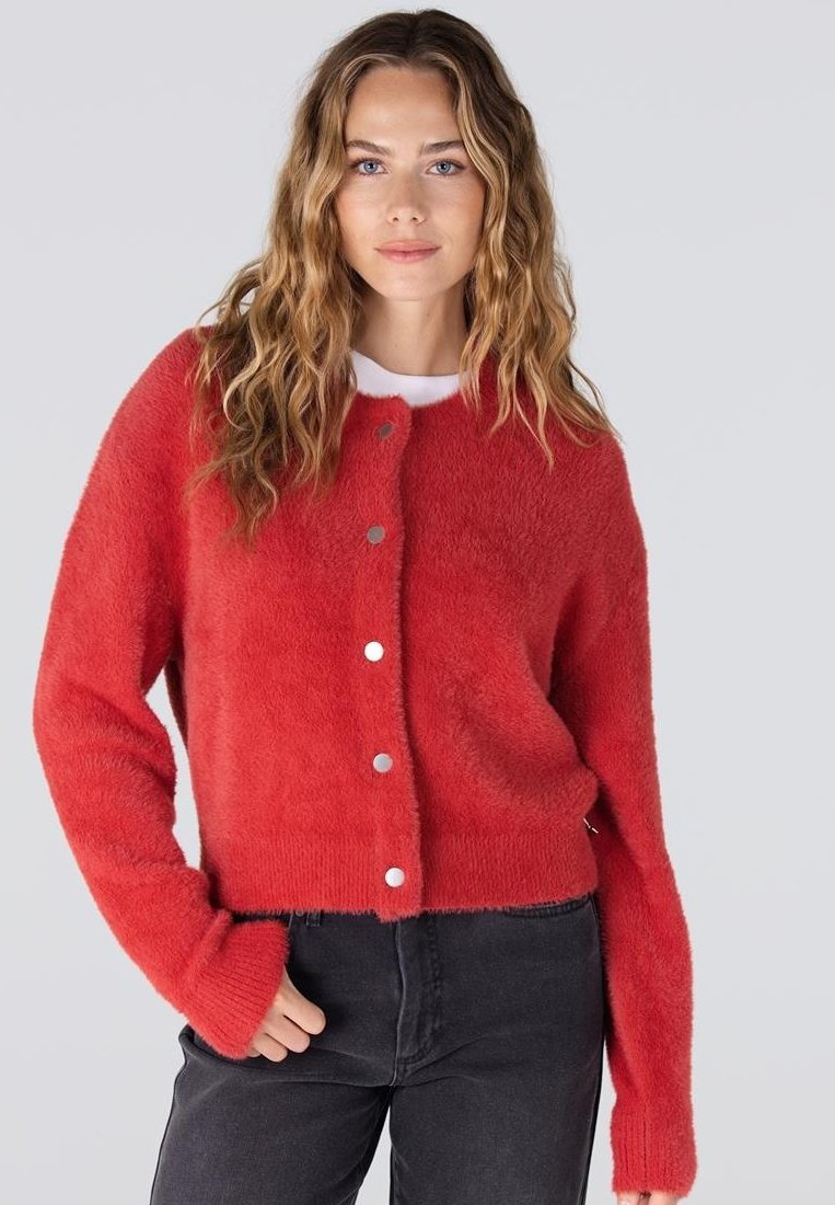 Rode, gebreide cardigan met een zachte textuur, lange mouwen en een zilveren knoopsluiting, ontworpen voor een iets verkorte pasvorm.