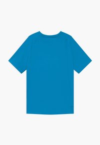 Camiseta de manga corta en un azul vibrante, con una textura suave y un escote redondo. Diseño elegante y minimalista, sin patrones visibles.