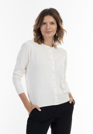 Cárdigan blanco de punto con cuello redondo, mangas largas y cierre de botones. Presenta puños y dobladillo acanalados para mayor textura y ajuste.