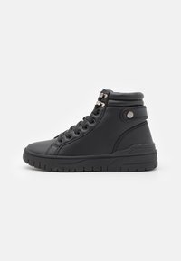 Zapatillas altas negras fabricadas en material sintético suave, con ojales de metal, cordones planos y una suela de goma texturizada.