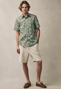 Next REGULAR FIT - PRINT SHORT SLEEVE - Camisa - seafoam green floral fruit