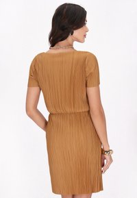 Faltiges braunes Kleid, kurze Ärmel, elastischer Taillenbund, glatte Textur, mittellang, mit Rundhalsausschnitt und subtiler glänzender Oberfläche.