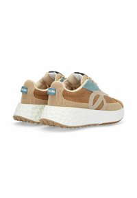 Sneaker in corda beige con accenti blu testurizzati, lacci tondi, e una suola bianca testurizzata con tacchetti antiscivolo.
