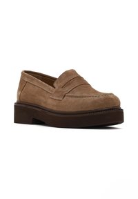 Bruine suede instappers met een licht verhoogde donkerbruine zool, voorzien van een gestikte voorkant en een klassiek pennyband ontwerp.