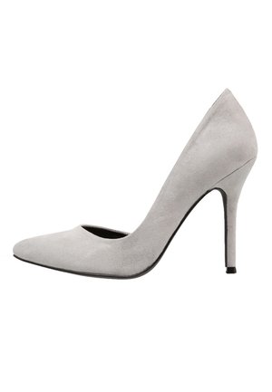Szare zamszowe buty na wysokim obcasie z zaostrzonym noskiem, elegancką sylwetką i cienkim obcasem typu stiletto, charakteryzujące się gładką fakturą.