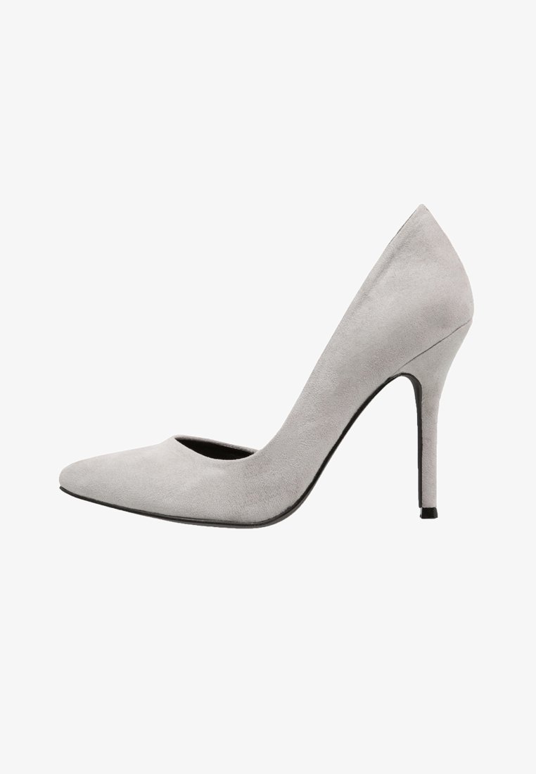 Scarpa alta in suede grigia con punta affilata, silhouette elegante e sottile tacco a stiletto, caratterizzata da una finitura liscia e testurizzata.