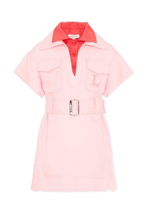 Robe rose clair à manches courtes avec col rouge, patte de boutonnage devant, taille ceinturée et deux poches poitrine, dont une embossée de "L" et "Lanvin."