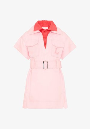 Vestido rosa claro de manga corta con cuello rojo, tapeta de botones frontal, cintura con cinturón y dos bolsillos en el pecho, uno con relieve de "L" y "Lanvin."