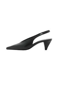 Scarpa slingback in pelle nera con punta appuntita e tacco basso su sfondo bianco.