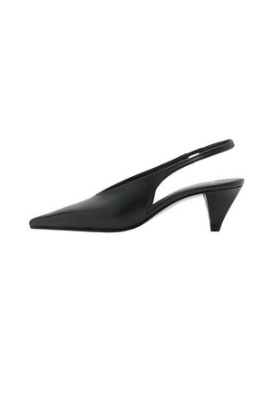 Chaussure slingback en cuir noir avec un bout pointu et un petit talon bloc sur fond blanc.