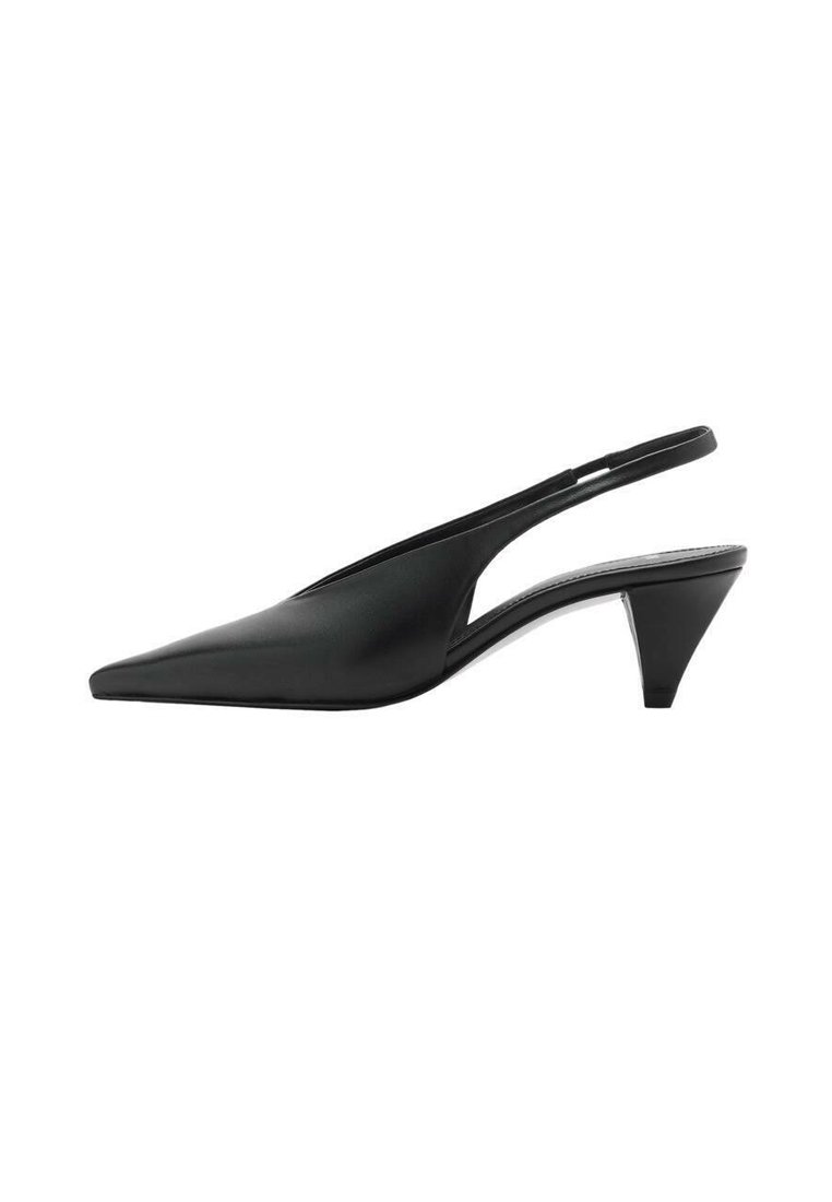 Scarpa slingback in pelle nera con punta appuntita e tacco basso su sfondo bianco.