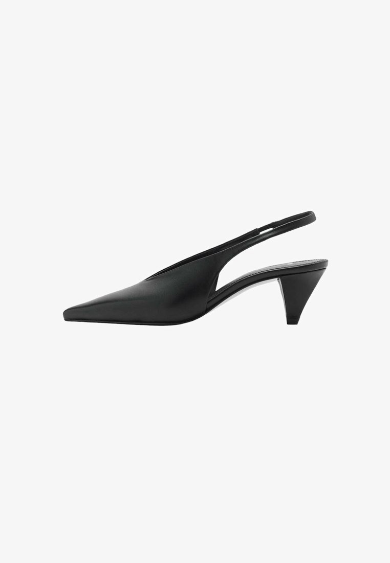 Chaussure slingback en cuir noir avec un bout pointu et un petit talon bloc sur fond blanc.
