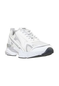 Sneaker atletico bianco con tomaia in mesh, dettagli grigi, suola texturizzata e sistema di allacciatura con tallone imbottito.
